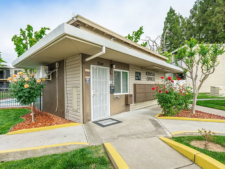 Gold Creek Apartments — Photo 7
