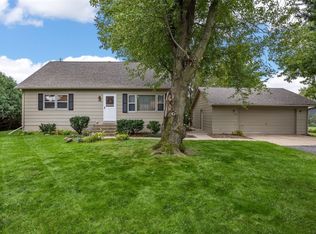 695 Eastview Dr, Robins, IA 52328