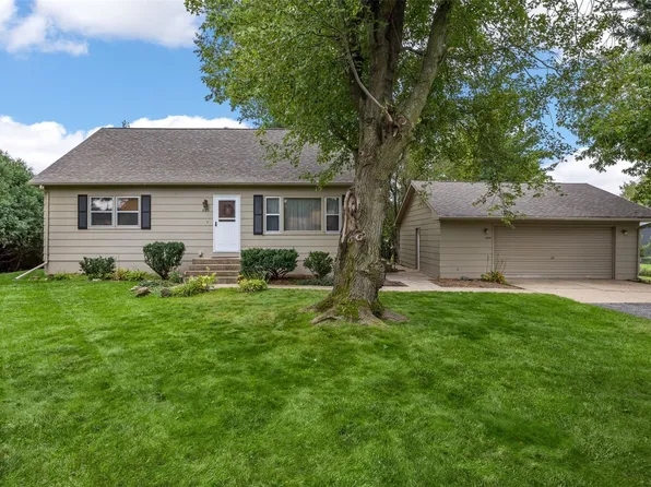 695 Eastview Dr, Robins, IA 52328