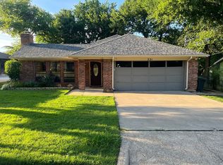 221 E Franklin St, Grapevine, TX 76051
