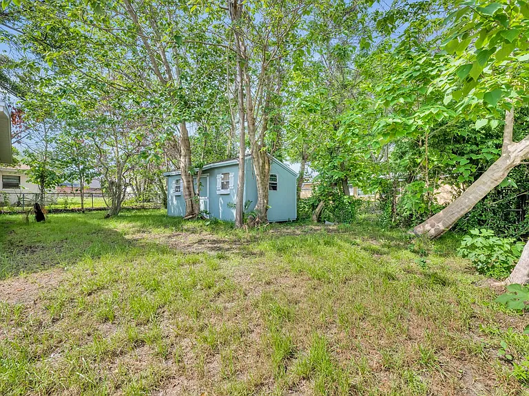 1224 Helen St — Photo 8