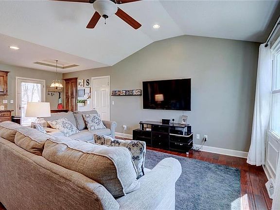 4th image of 105 SE Brentwood Dr