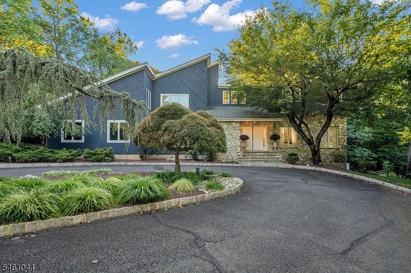 1st image of 22 Cambridge Dr