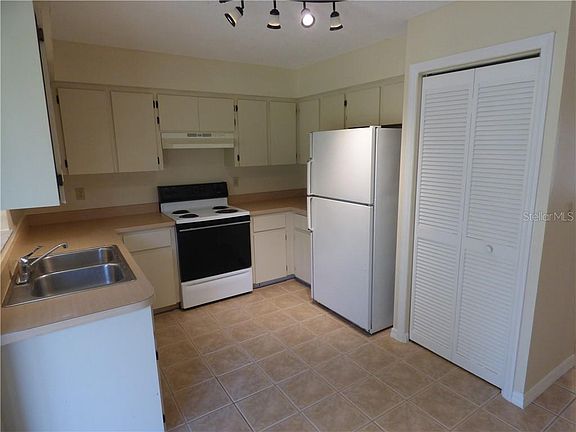 5th image of 249 Lomond Dr #A