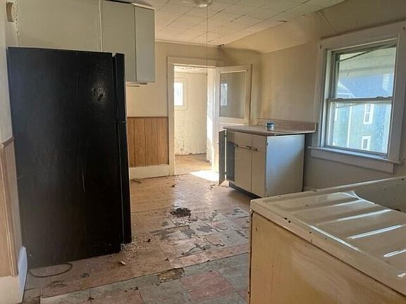 3rd image of 195 Tully St
