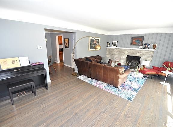 3rd image of 16080 Buckingham Ave