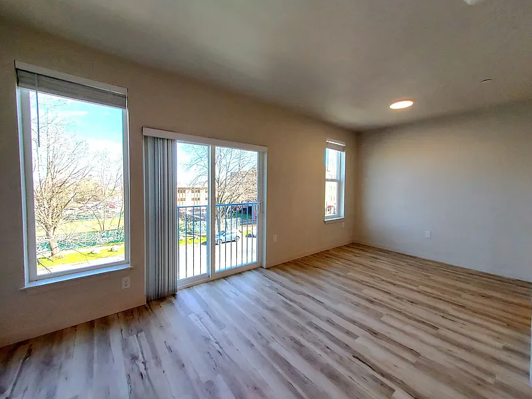810 Yakima — Photo 6