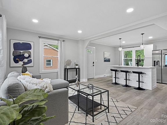 2nd image of 2832 Meadowcliff Dr