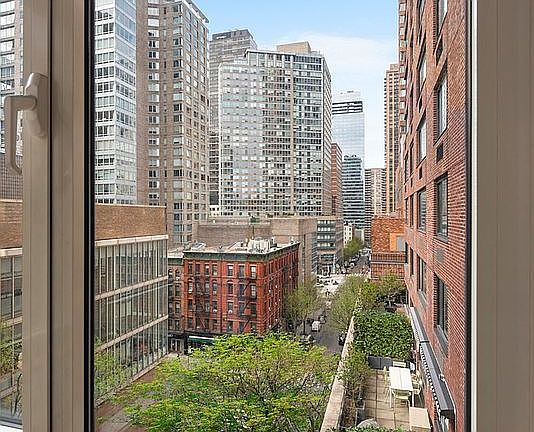 3rd image of 45 W 67th St APT 8D