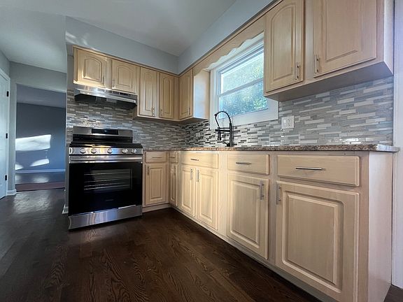 4th image of 361 N Clarendon Ave