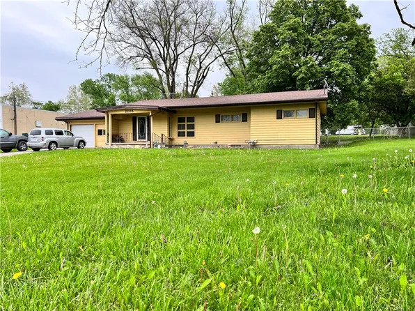 2205 E 42nd St, Des Moines, IA 50317