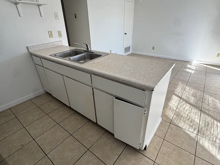 569 Campbell St #D — Photo 10