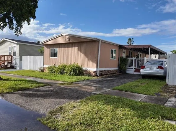21531 NW 3rd Pl, Pembroke Pines, FL 33029