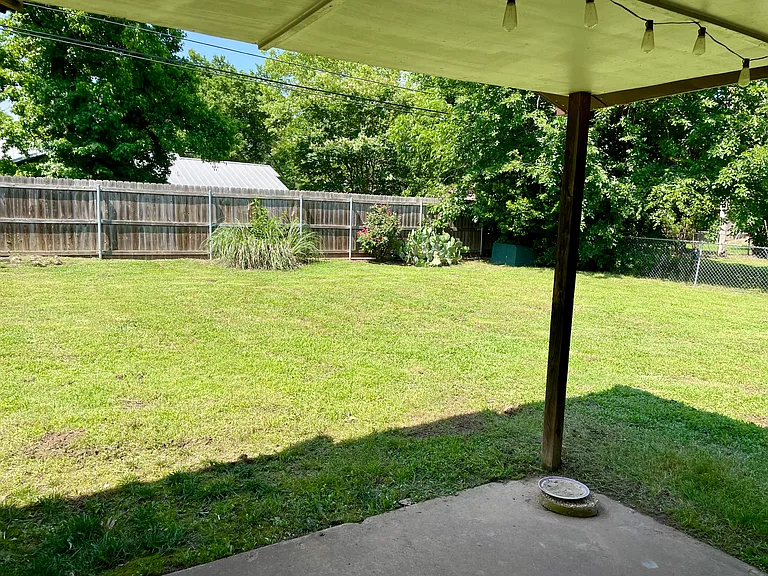 1715 Lancaster Cir — Photo 33
