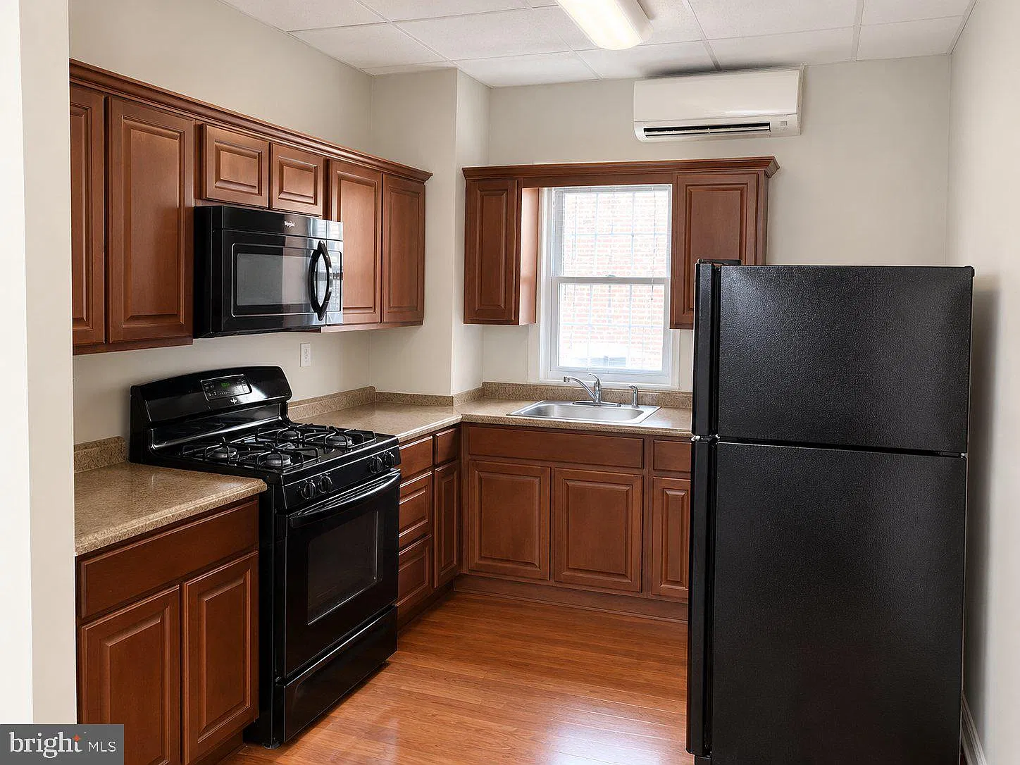 2 bed, 1.5 bath, 1000 sqft, $1,900 — Photo 2