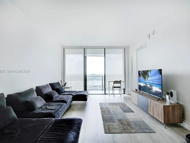 121 NE 34th St #1111 — Photo 3