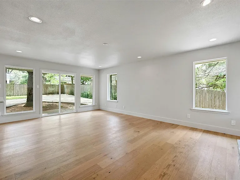 1305 Kenwood Ave — Photo 4