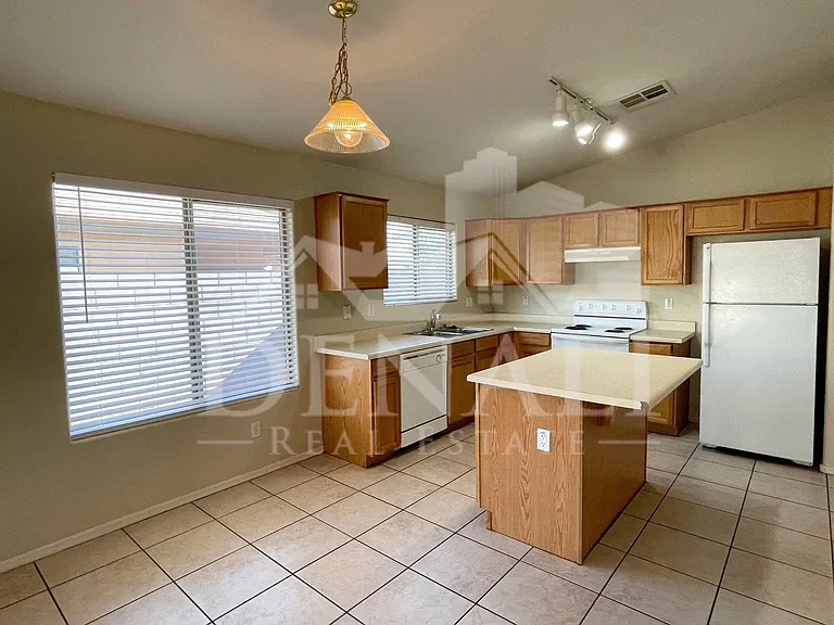 7220 S 55th Dr — Photo 6
