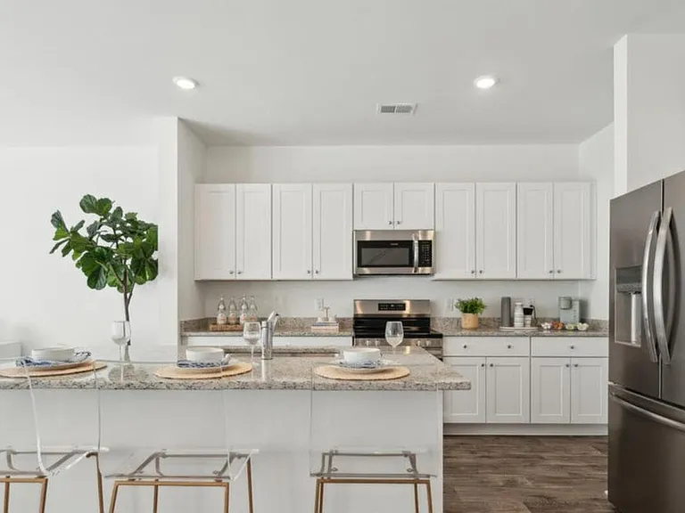 754 Ridgley Dr — Photo 1