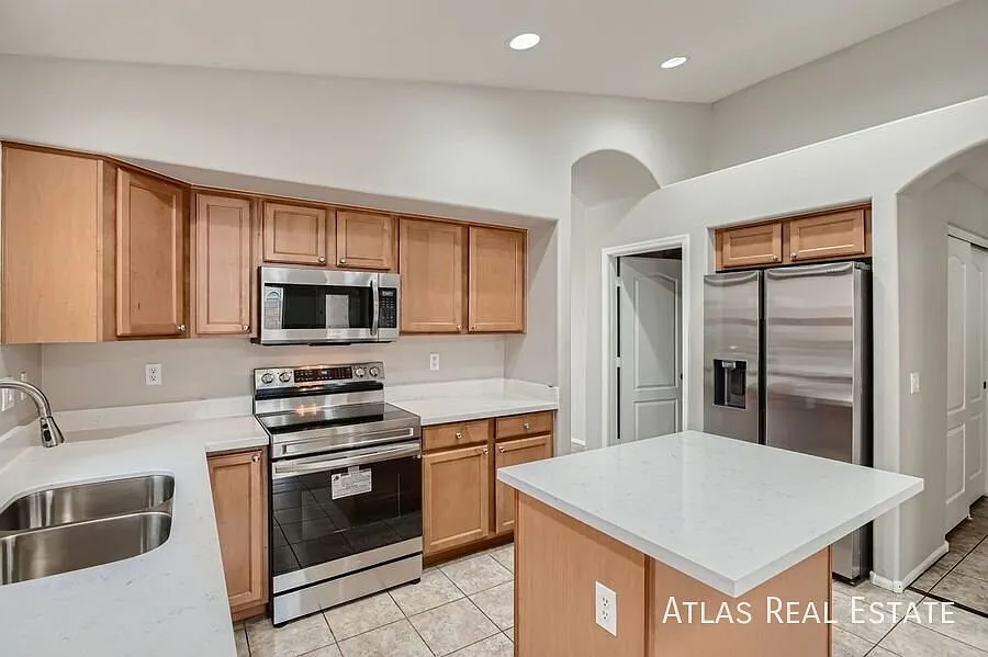 Single Story 4 bedroom home with covered patio and 2 car garage! — Photo 3