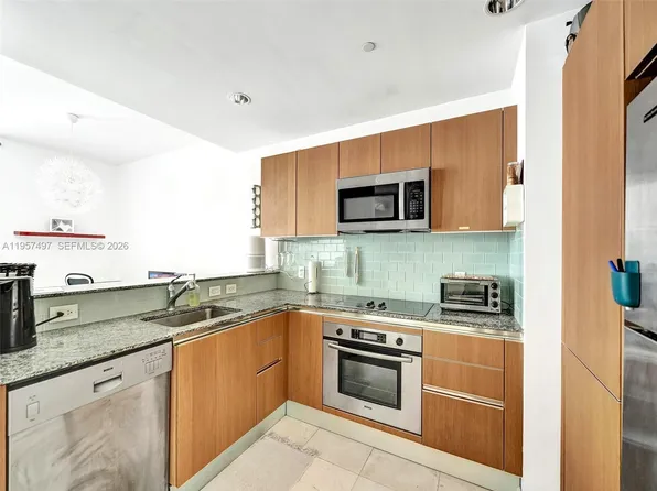 1050 Brickell Ave APT 2722, Miami, FL 33131