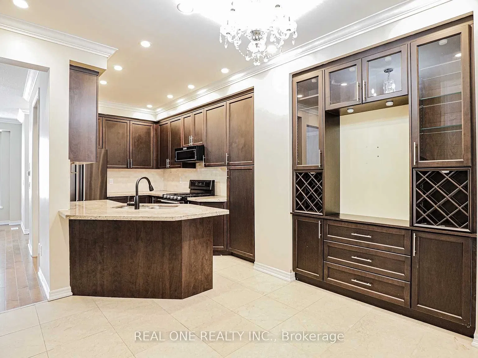 4 bed, $3,900 — Photo 1