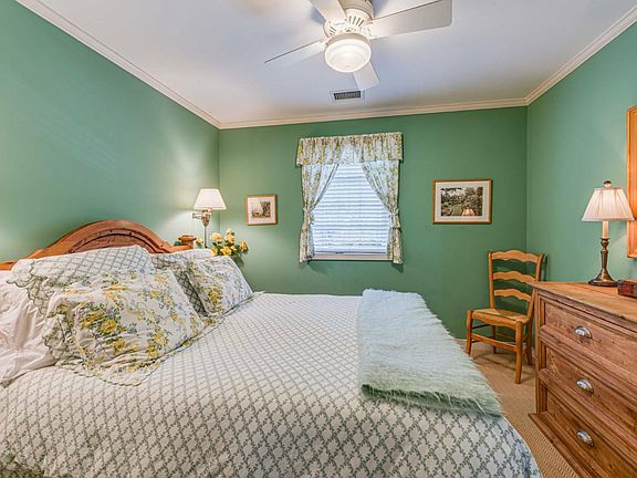 3rd image of 10 Leland Ln Unit 3