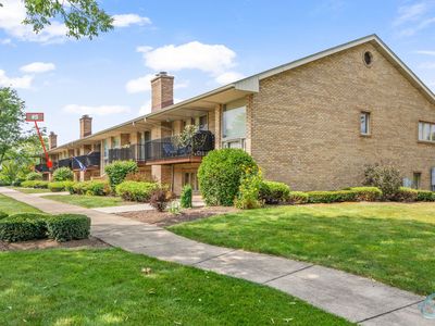 8316 Woodland Dr APT 5, Darien, IL, 60561