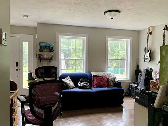 3rd image of 73 Sharon Rd