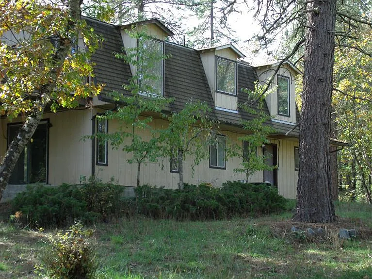 2890 Midway Ave photo 1