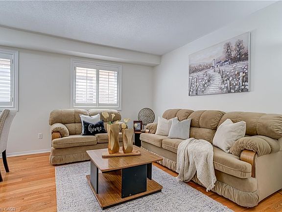 3rd image of 61 Cedarwood Cres