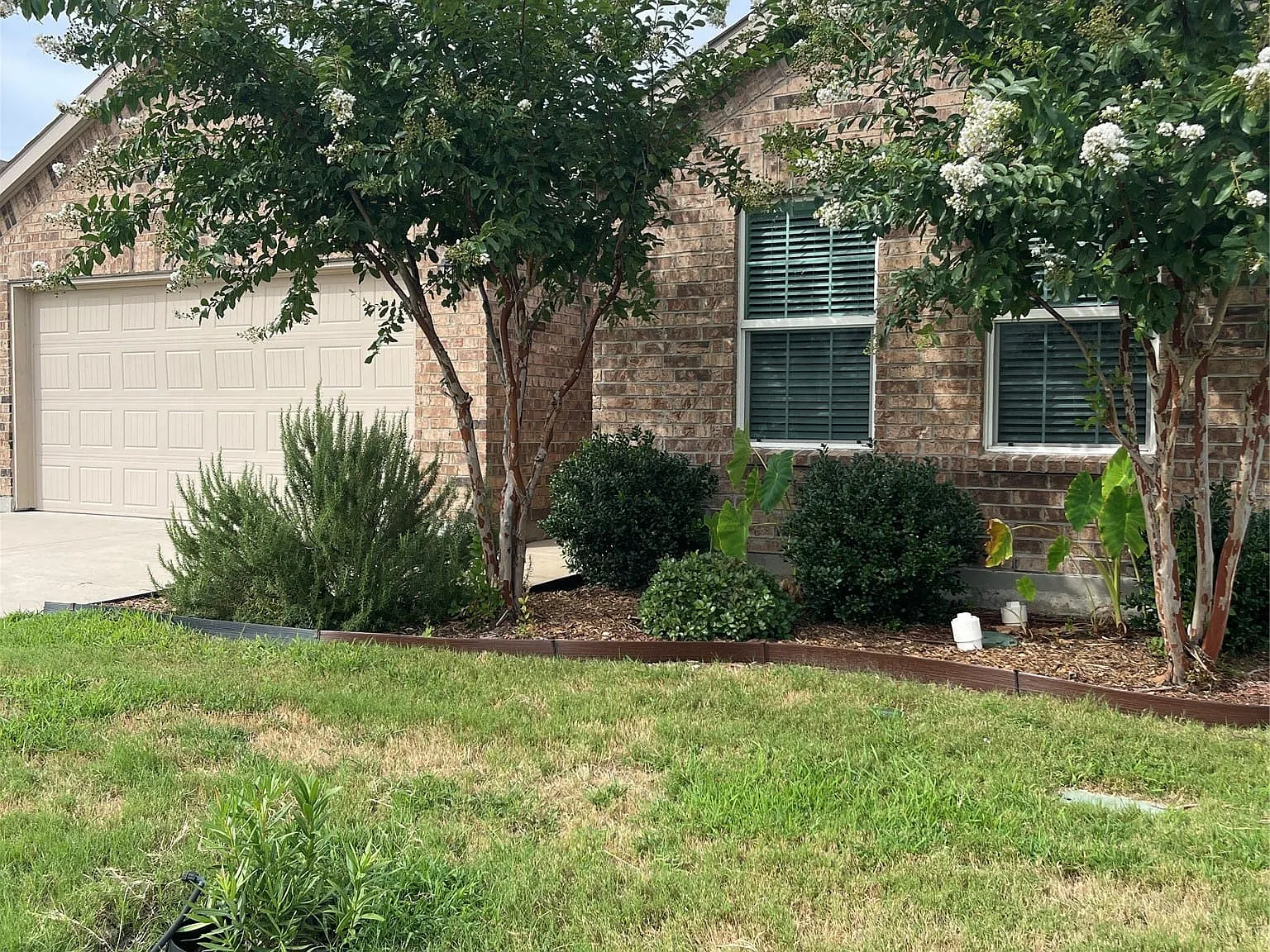 3 bed, 2.0 bath, 1621 sqft, $1,900 — Photo 1