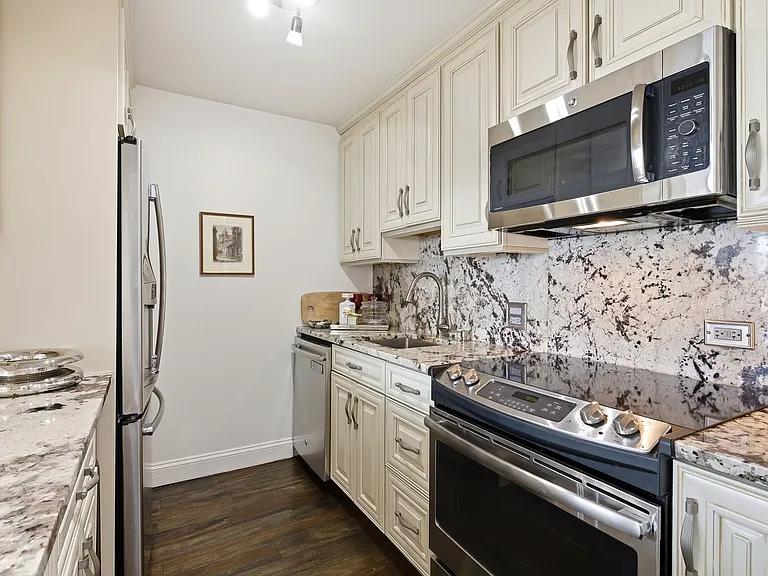 111 E Chestnut St #34B — Photo 9