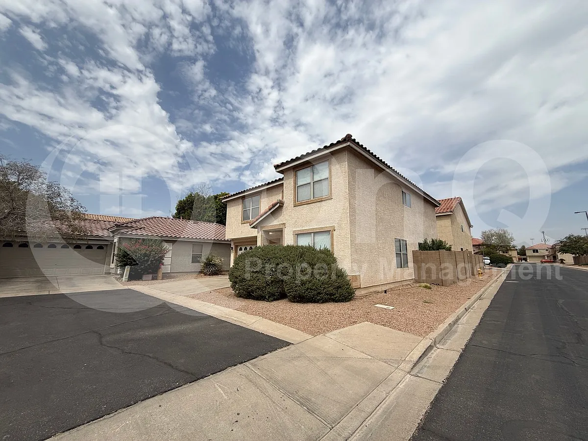 4 bed, 2.5 bath, 2341 sqft, $2,595 — Photo 2