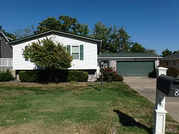 8 Roland Ln, Saint Peters, MO 63376