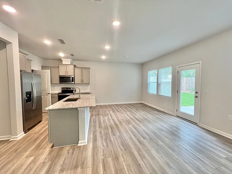 870 McKenzie Park Ter — Photo 3