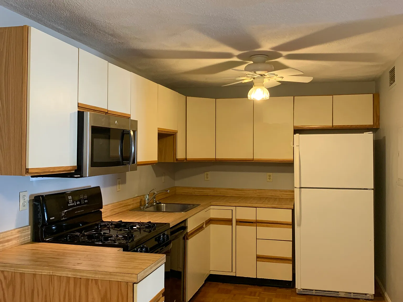 2 bed, 1075 sqft, $2,500 — Photo 4