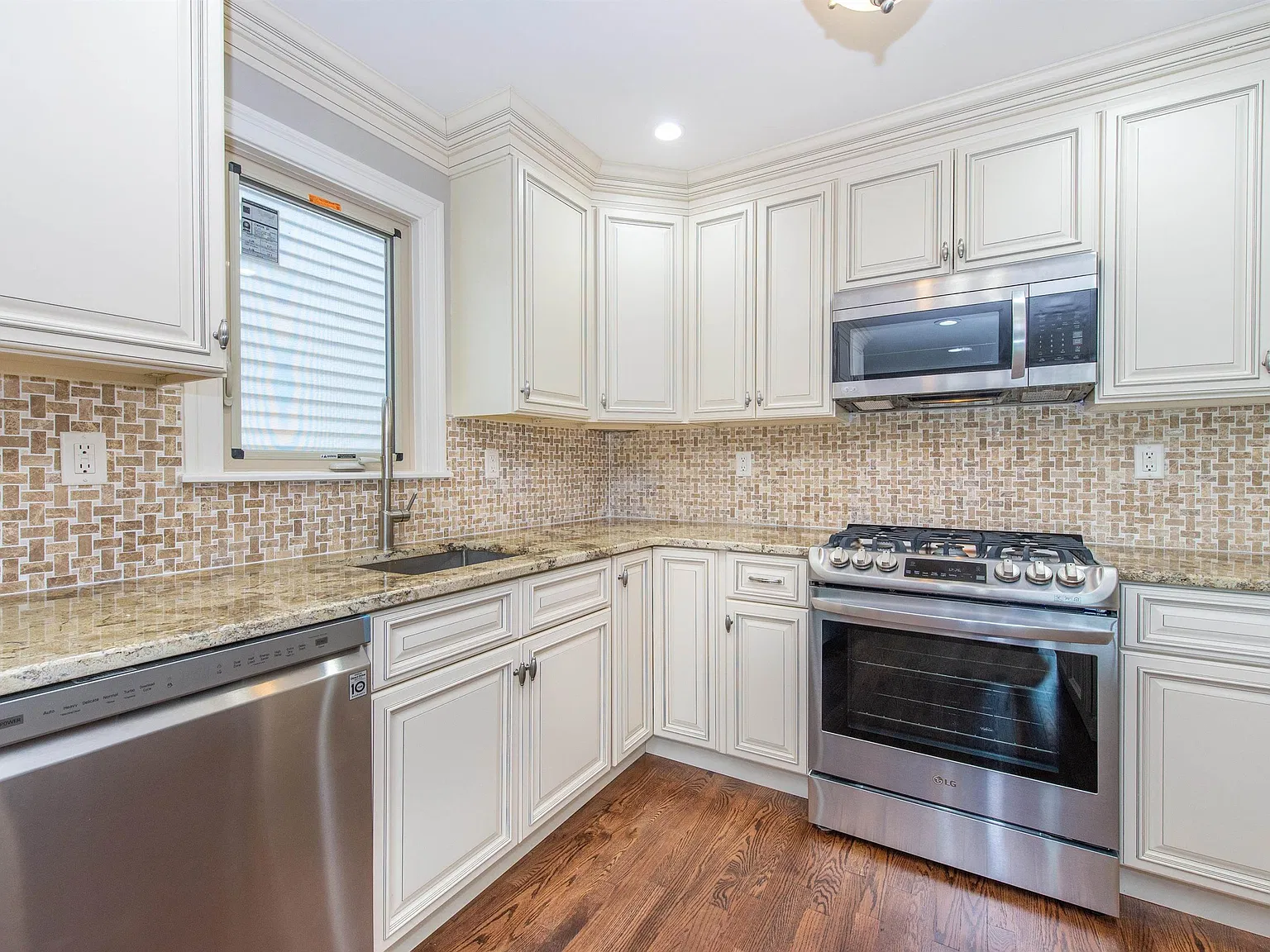 3 bed, 2.5 bath, $4,300 — Photo 2