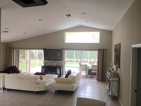 4th image of 5826 Royal Club Dr