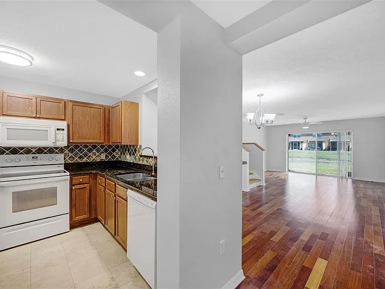 6928 Hawthorne Trace Ln — Photo 6