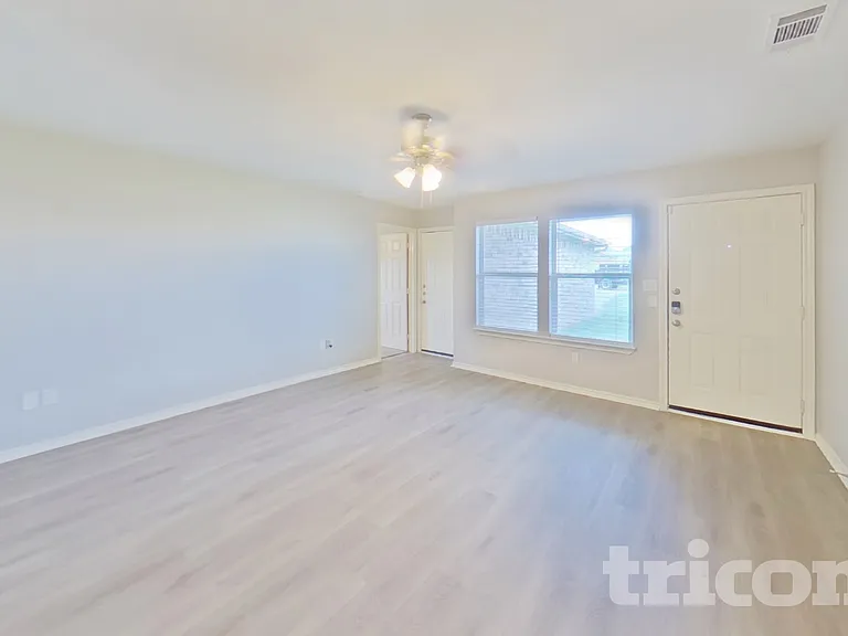 213 Dean Ct — Photo 2