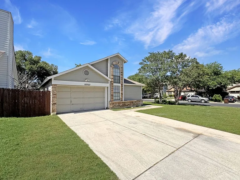 10203 Sunset Field Dr — Photo 2