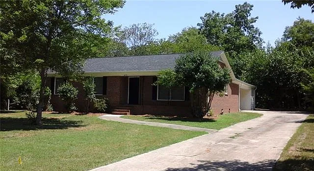 Renovated 3BR Bungalow in Desirable Windsor Park! — Photo 1