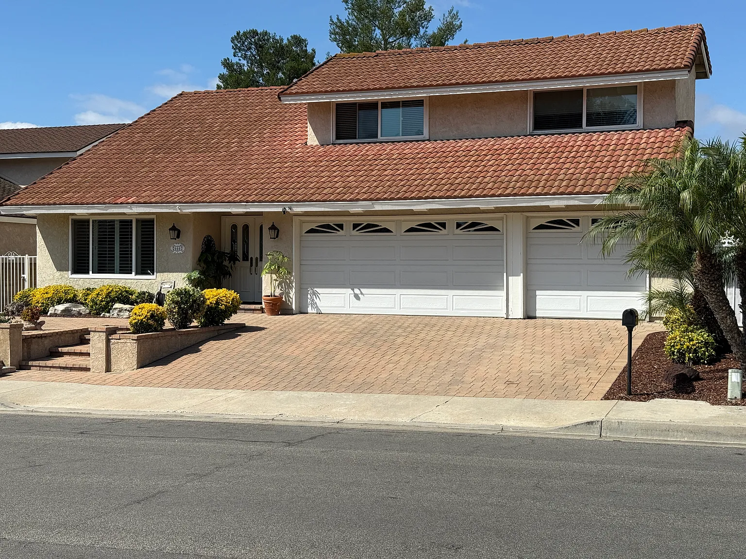 3 bed, 2.5 bath, 2478 sqft, $5,650 — Photo 2