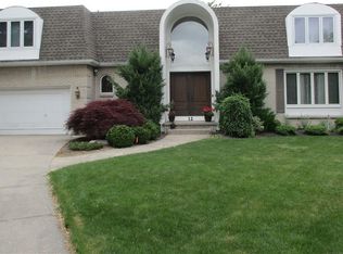 12 Four Seasons Cir, Amherst, NY 14226