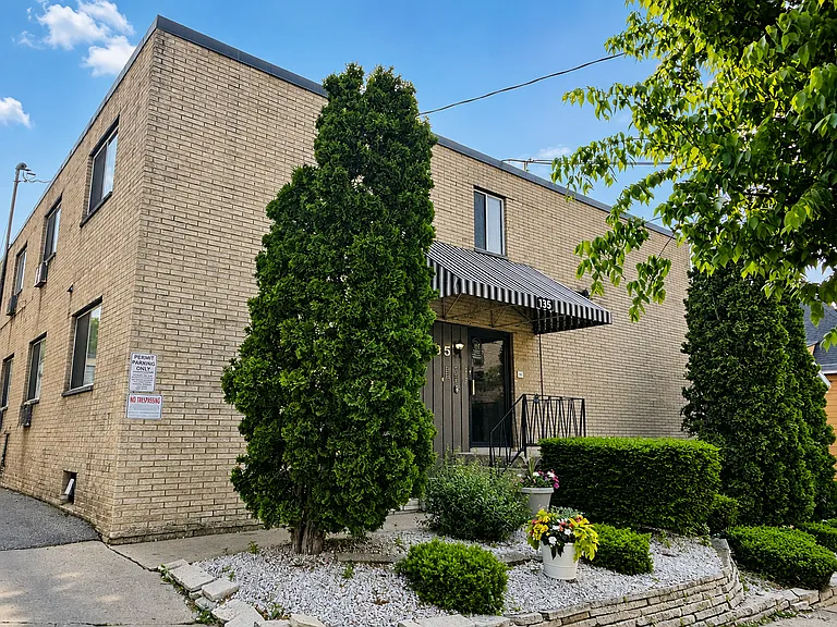 MAY RENT FREE - Sign on this Studio today! — Photo 6