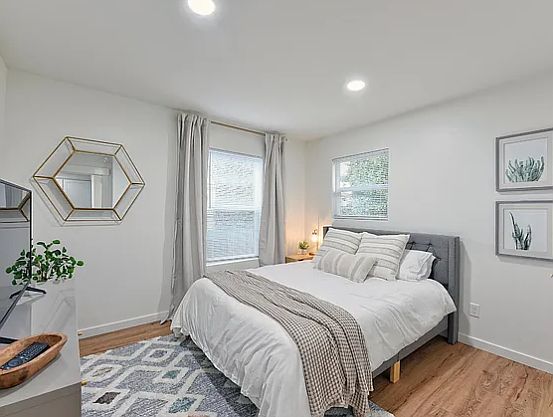 4th image of 1017 Plum St