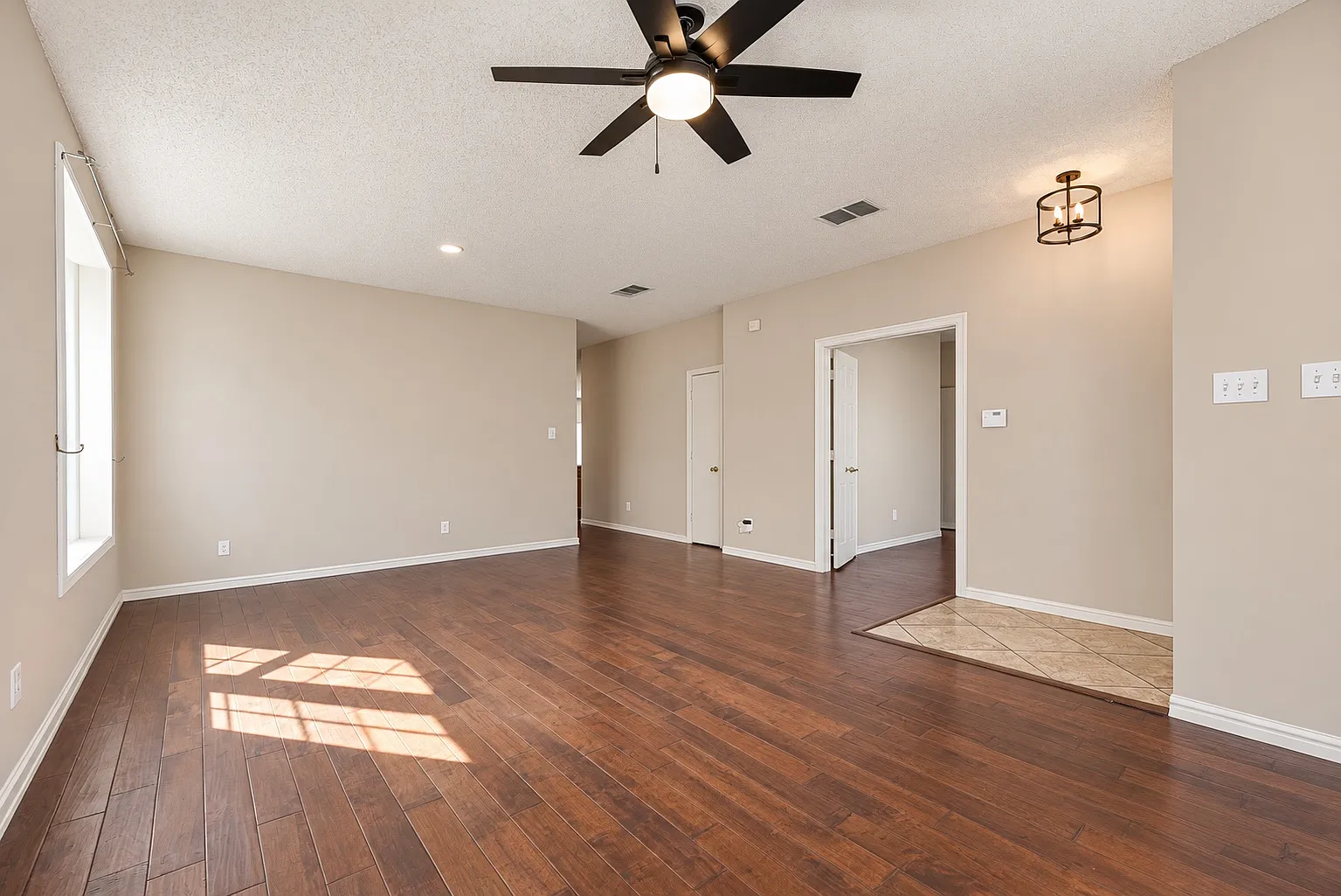 4 bed, 2026 sqft, $2,300 — Photo 3