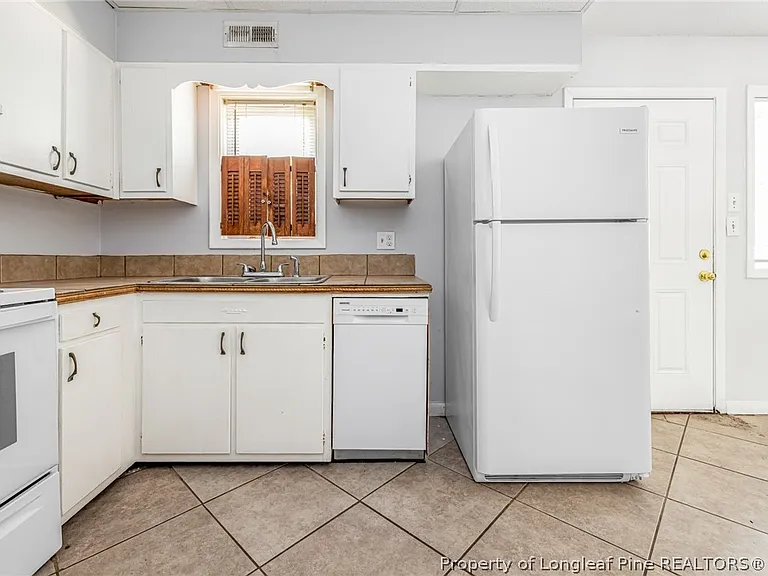 2328 Barrington Cir — Photo 11