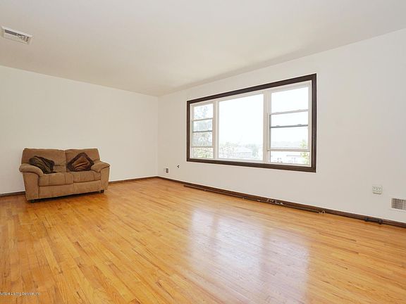 4th image of 208 Kirshon Ave